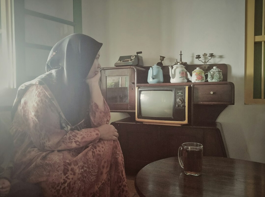 people watching old tv